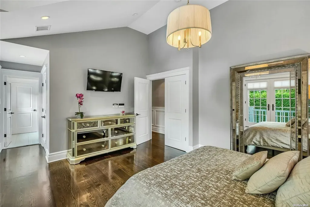 33 Harwood Drive E Glen Cove NY 11542