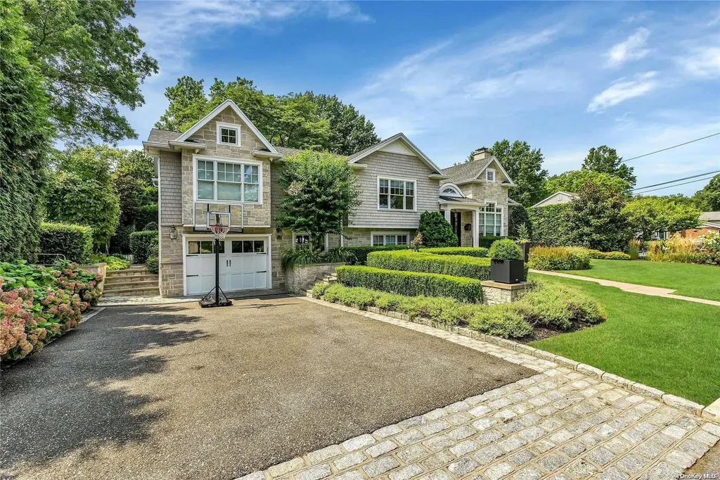 33 Harwood Drive E Glen Cove NY 11542