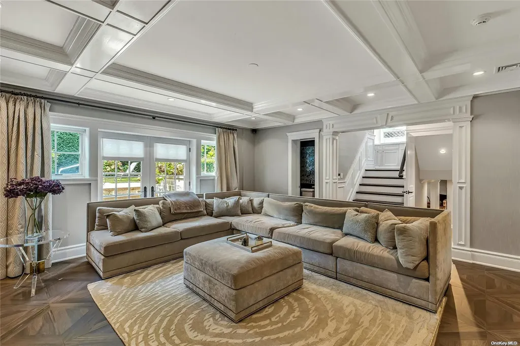 33 Harwood Drive E Glen Cove NY 11542