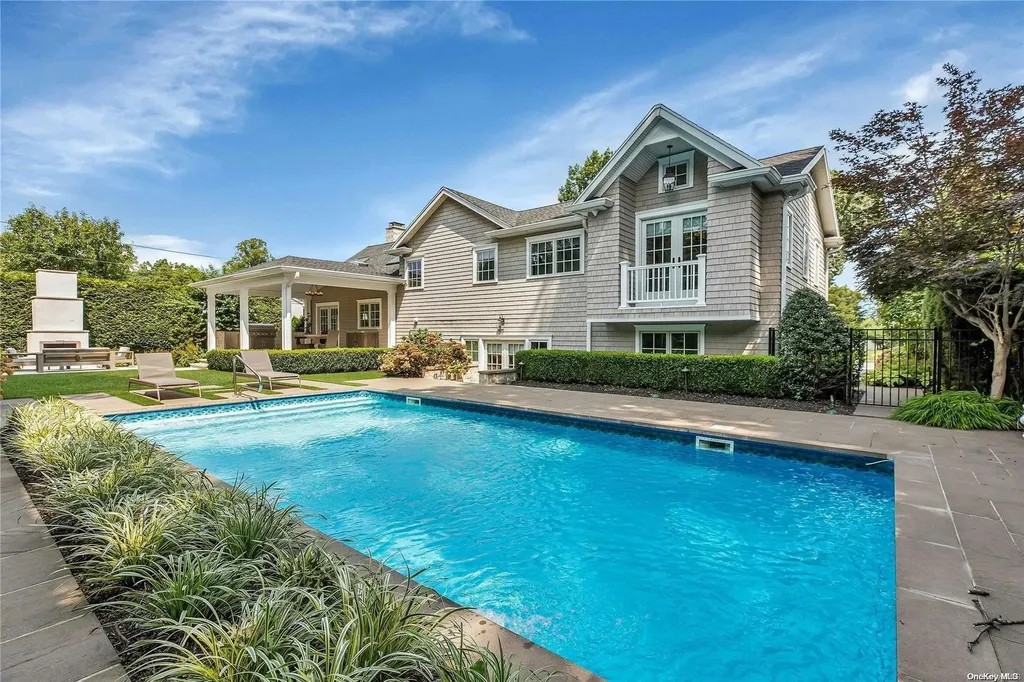 33 Harwood Drive E Glen Cove NY 11542