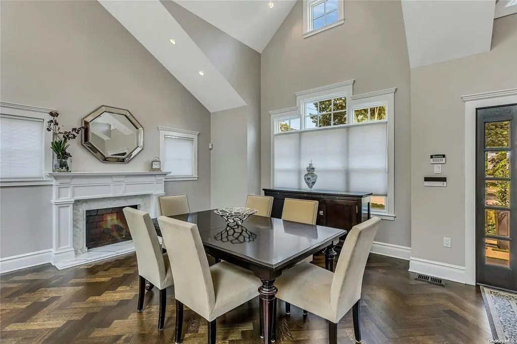 33 Harwood Drive E Glen Cove NY 11542