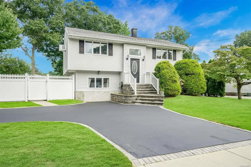 21 Norwalk Lane Selden NY 11784