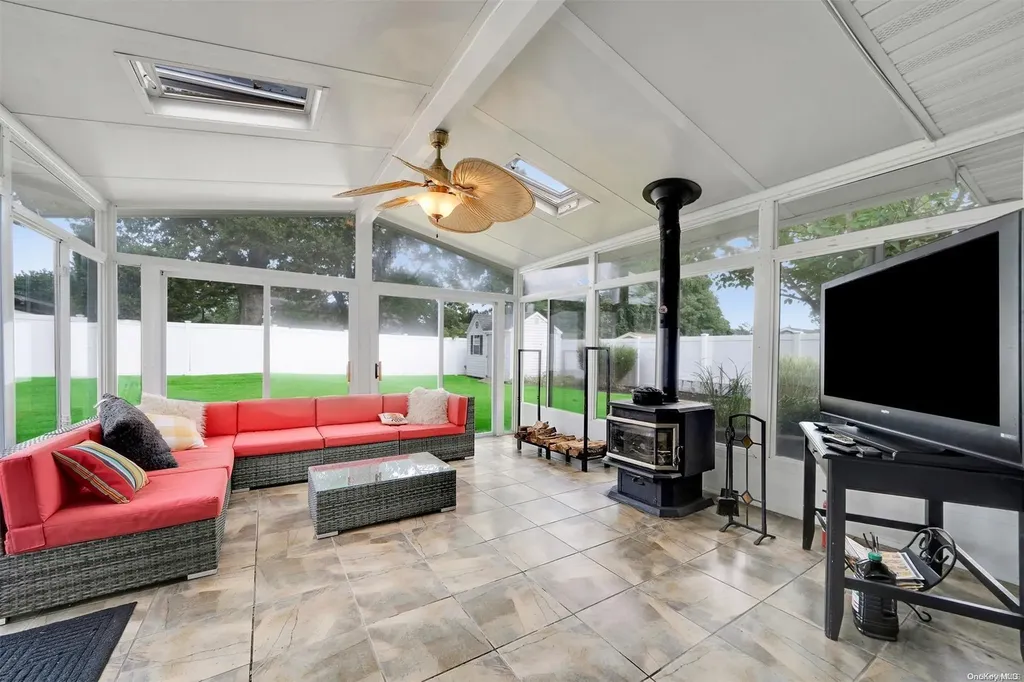 21 Norwalk Lane Selden NY 11784