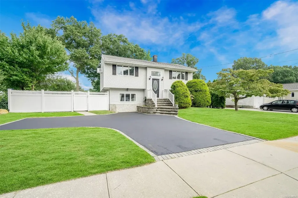 21 Norwalk Lane Selden NY 11784