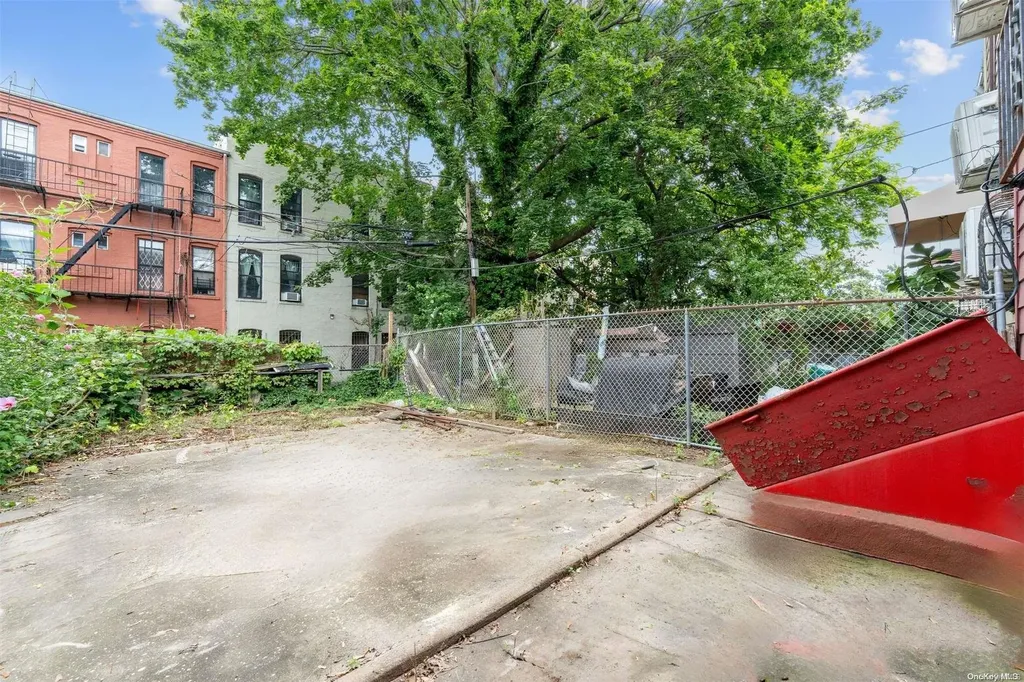 17 Pine Street Brooklyn NY 11208