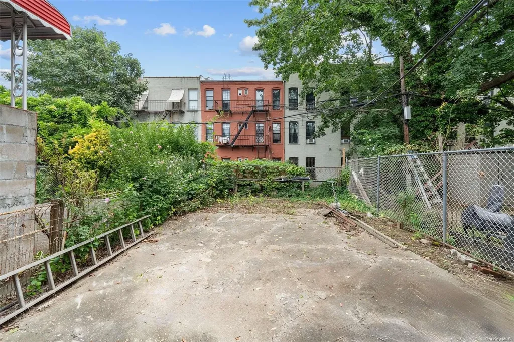 17 Pine Street Brooklyn NY 11208