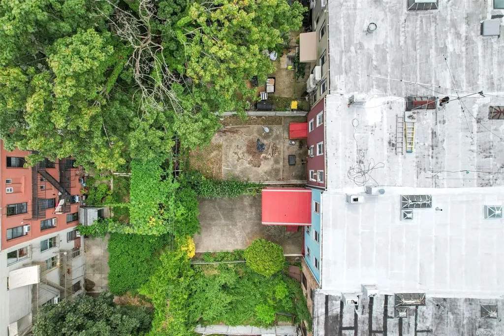 17 Pine Street Brooklyn NY 11208