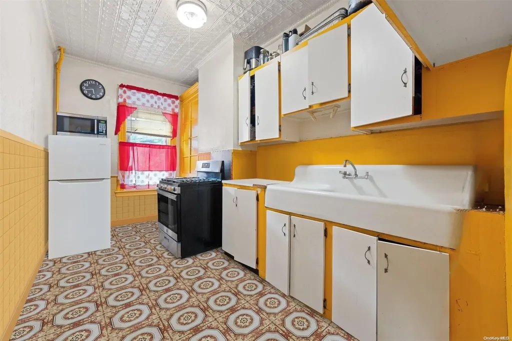 17 Pine Street Brooklyn NY 11208