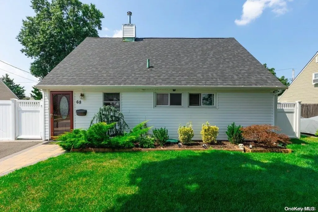 68 Bobolink Lane Levittown NY 11756