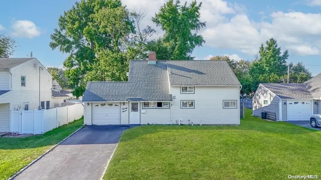 27 Eve Lane Levittown NY 11756