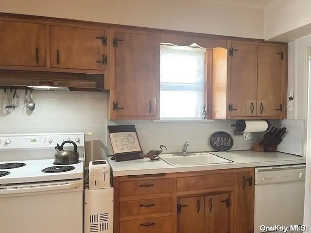 693 Adele Place Baldwin NY 11510