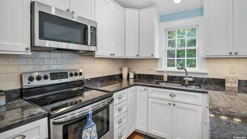 5 Ludlow Lane Hampton Bays NY 11946