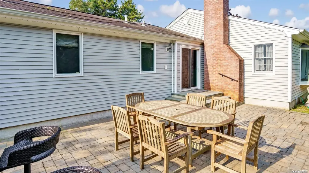5 Ludlow Lane Hampton Bays NY 11946