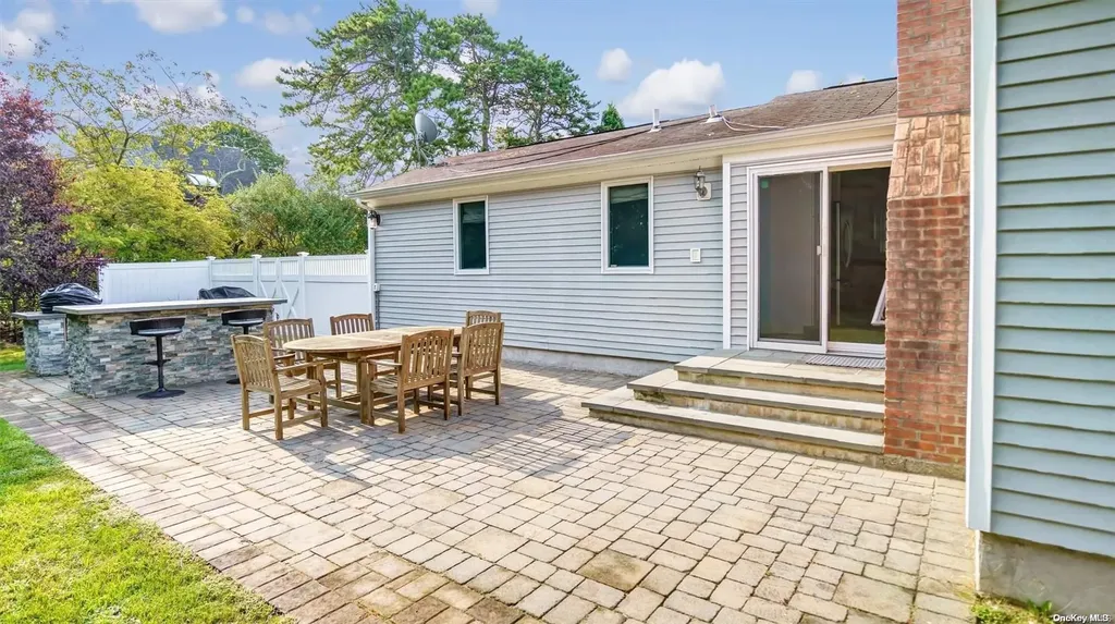 5 Ludlow Lane Hampton Bays NY 11946