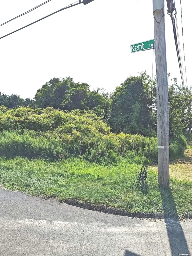 Grandview Drive Shirley NY 11967