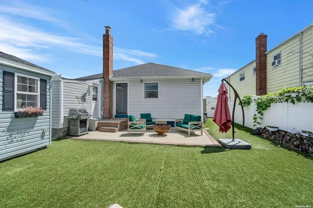 50 E Hollywood Avenue Lindenhurst NY 11757