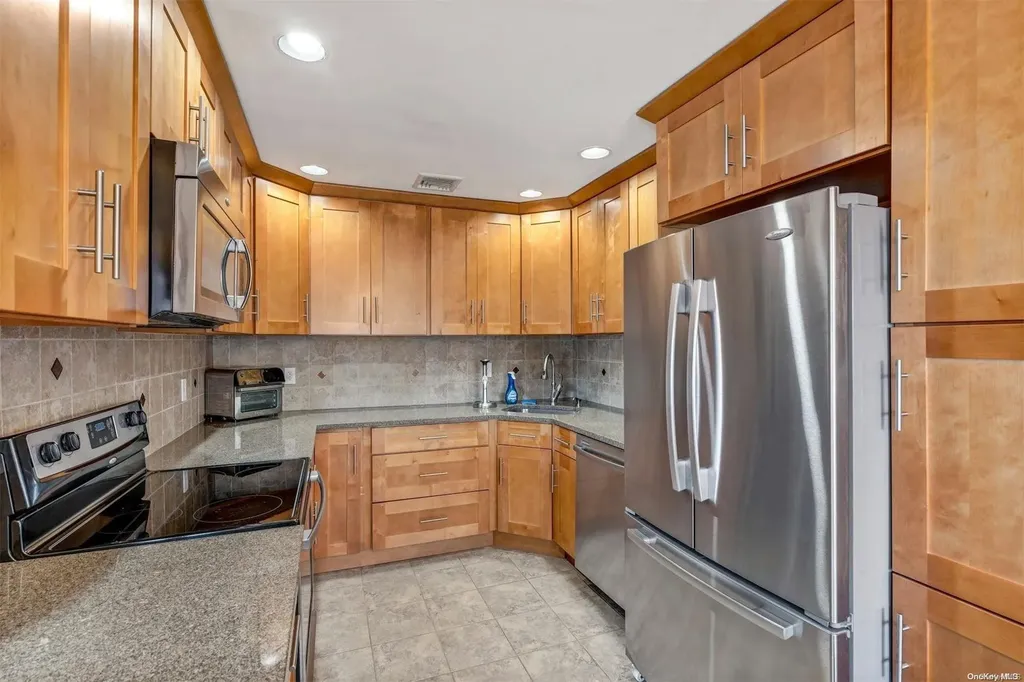50 E Hollywood Avenue Lindenhurst NY 11757