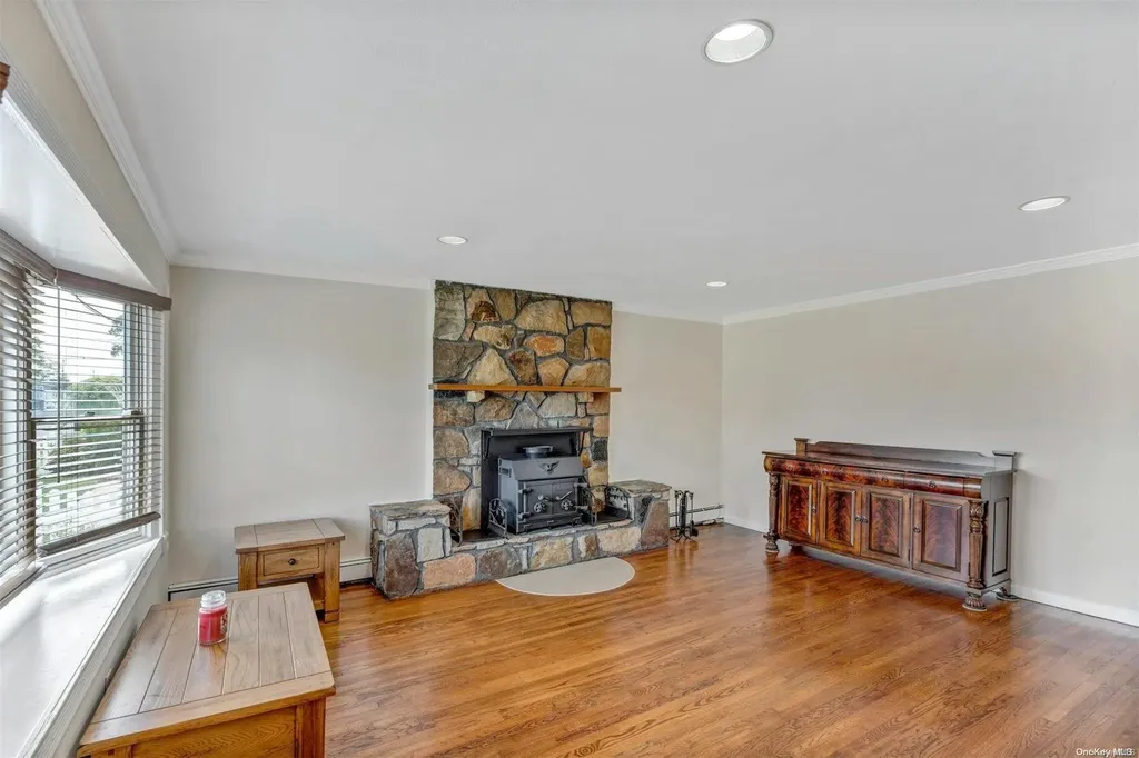 50 E Hollywood Avenue Lindenhurst NY 11757