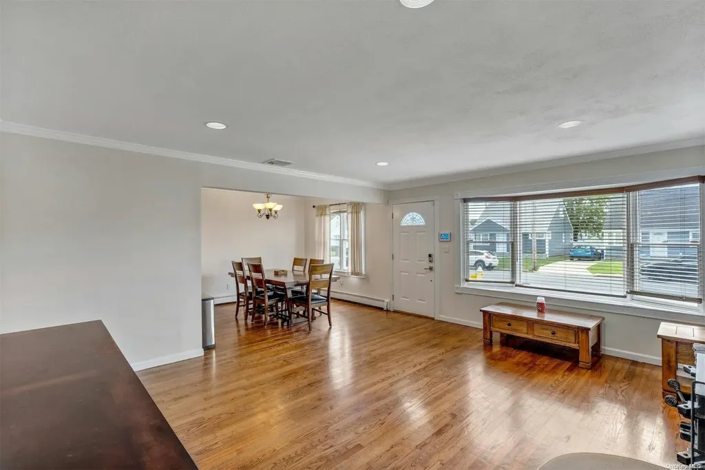 50 E Hollywood Avenue Lindenhurst NY 11757