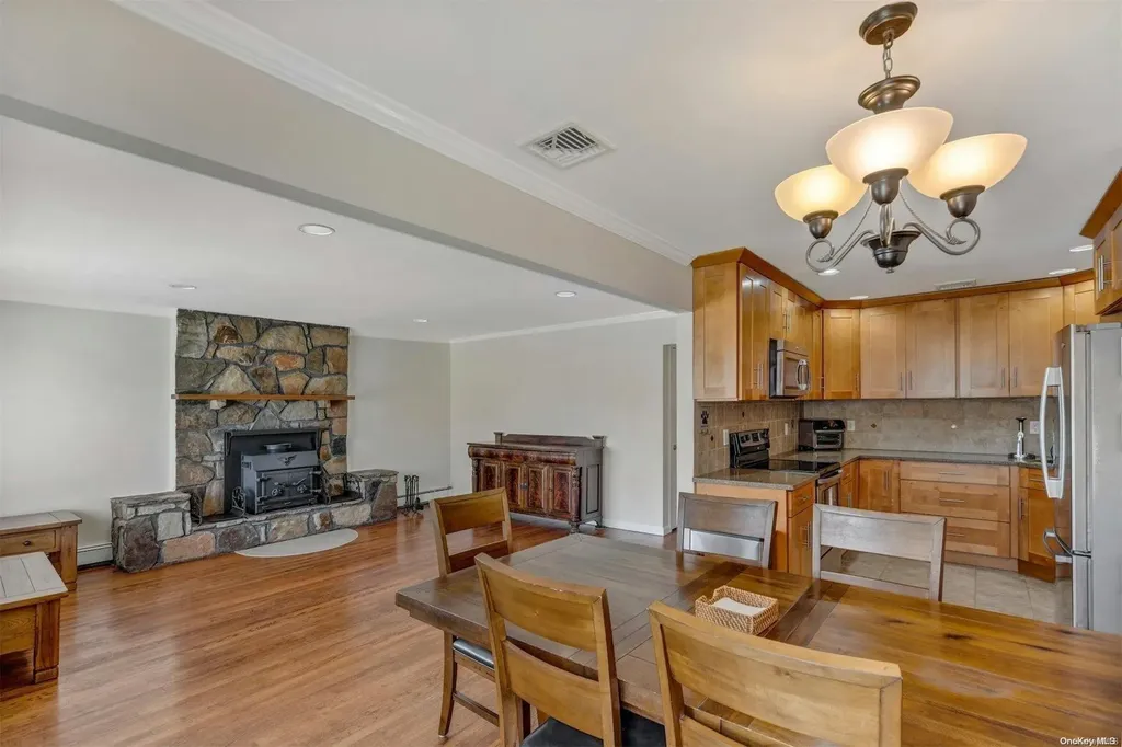 50 E Hollywood Avenue Lindenhurst NY 11757