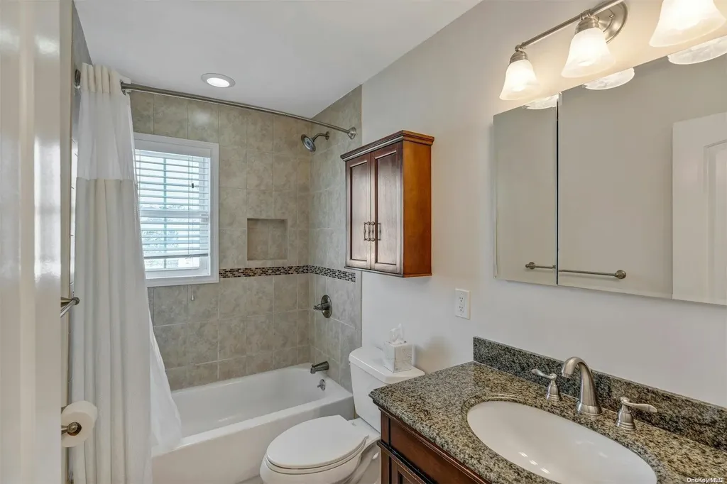 50 E Hollywood Avenue Lindenhurst NY 11757
