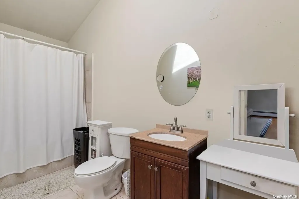 356 Granada Parkway Lindenhurst NY 11757