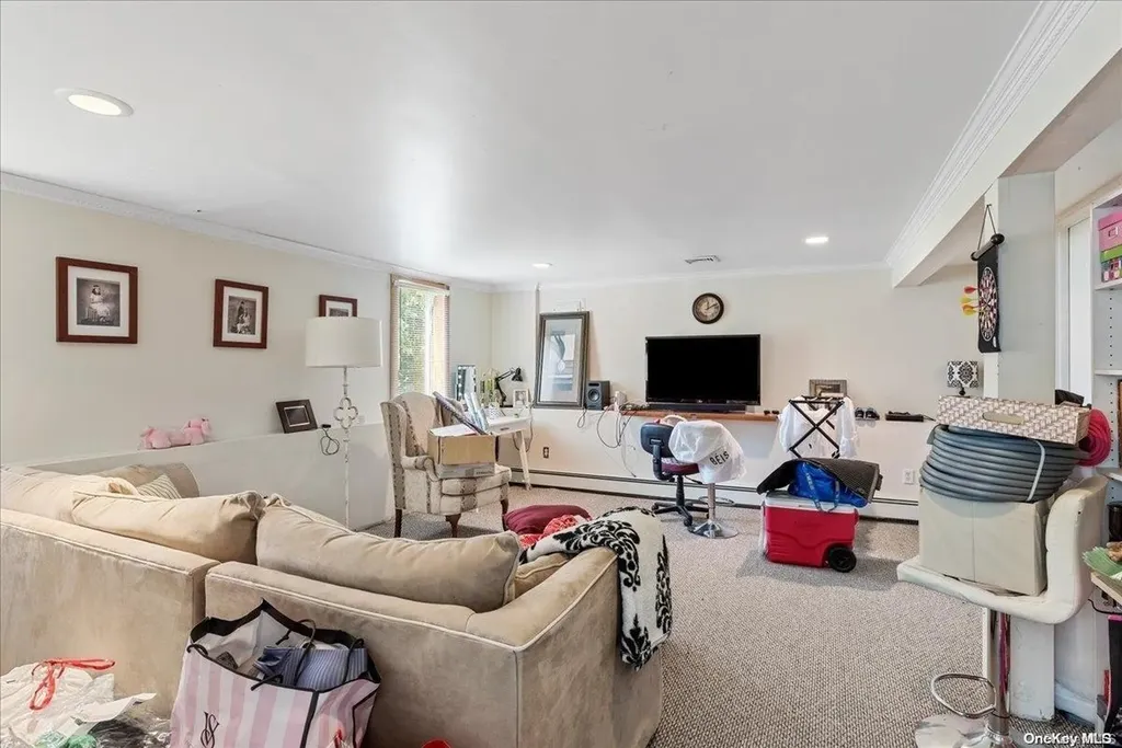 356 Granada Parkway Lindenhurst NY 11757