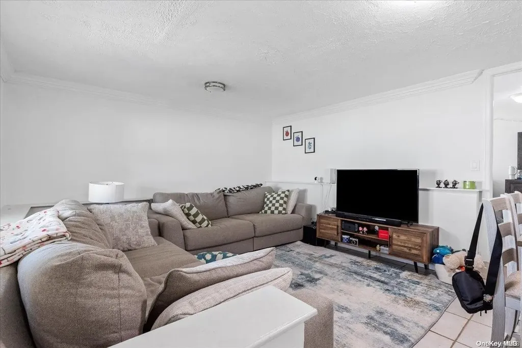 356 Granada Parkway Lindenhurst NY 11757