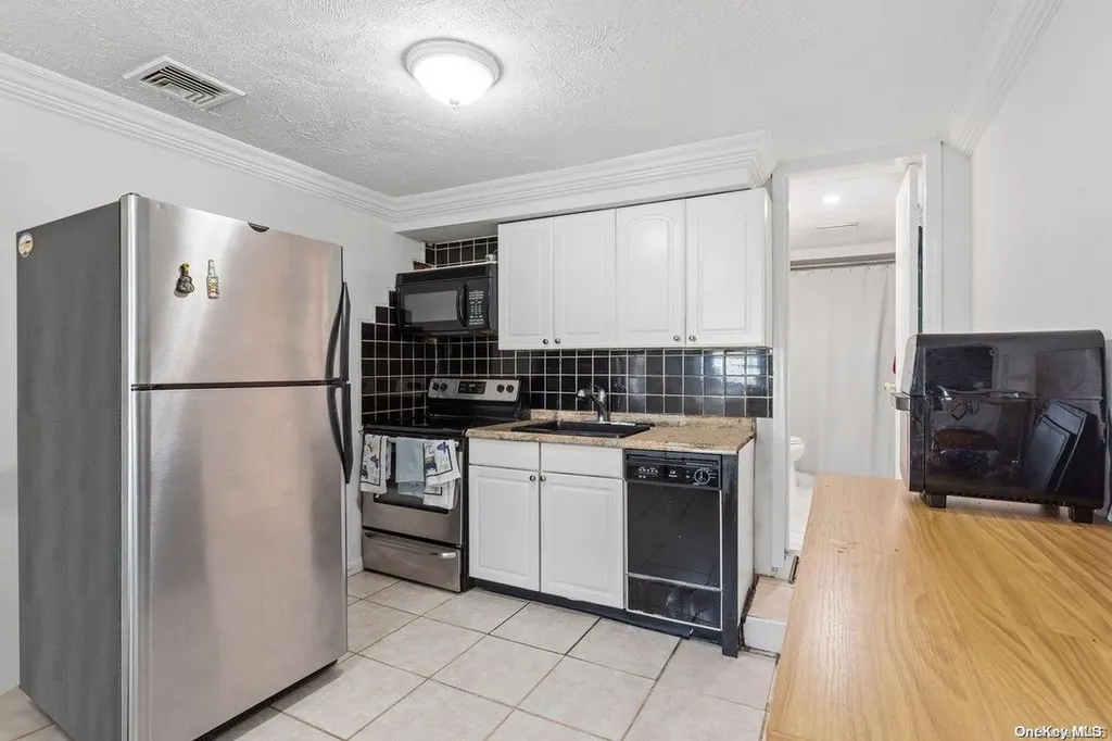 356 Granada Parkway Lindenhurst NY 11757