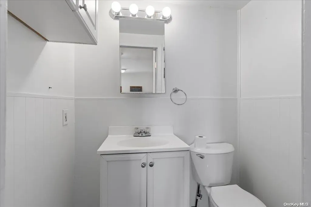 356 Granada Parkway Lindenhurst NY 11757