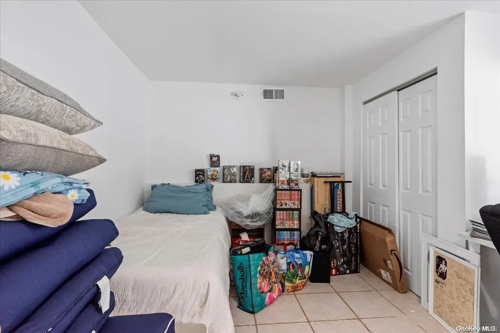 356 Granada Parkway Lindenhurst NY 11757