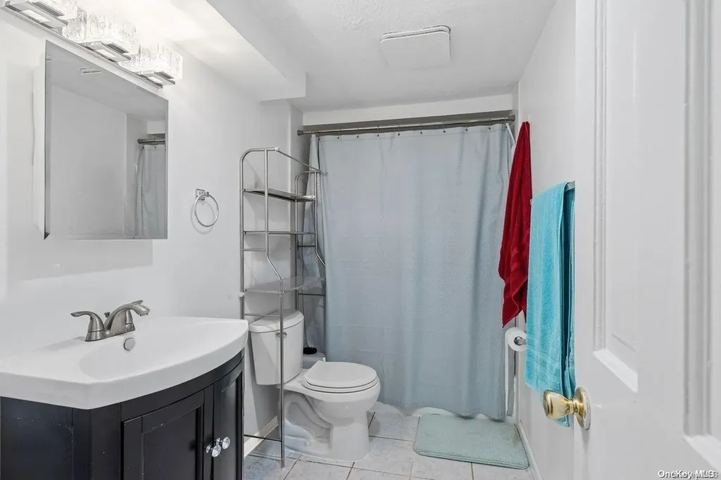 356 Granada Parkway Lindenhurst NY 11757