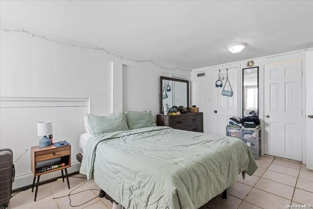 356 Granada Parkway Lindenhurst NY 11757