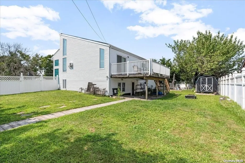 356 Granada Parkway Lindenhurst NY 11757