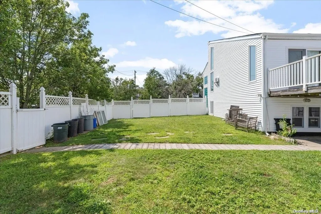 356 Granada Parkway Lindenhurst NY 11757