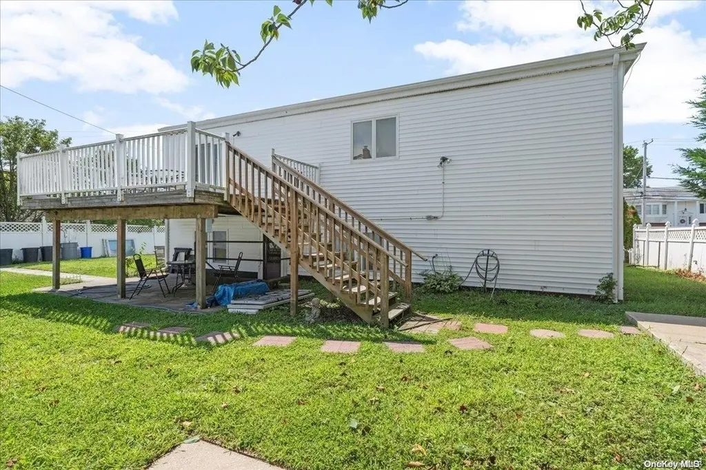 356 Granada Parkway Lindenhurst NY 11757