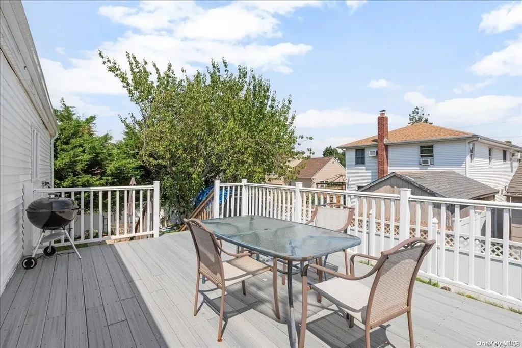 356 Granada Parkway Lindenhurst NY 11757
