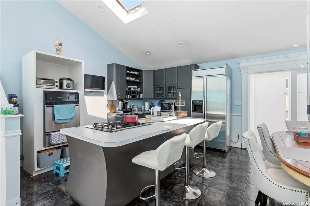 356 Granada Parkway Lindenhurst NY 11757