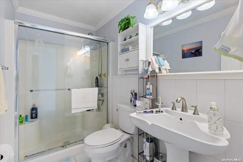 356 Granada Parkway Lindenhurst NY 11757