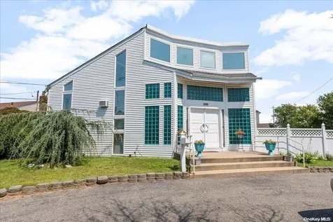 356 Granada Parkway Lindenhurst NY 11757