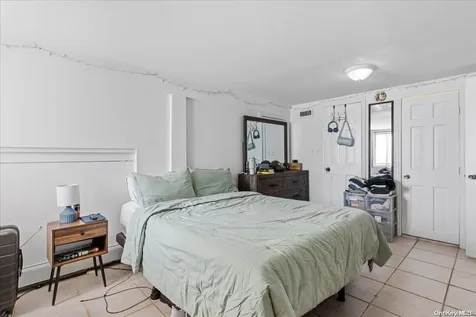 356 Granada Parkway Lindenhurst NY 11757
