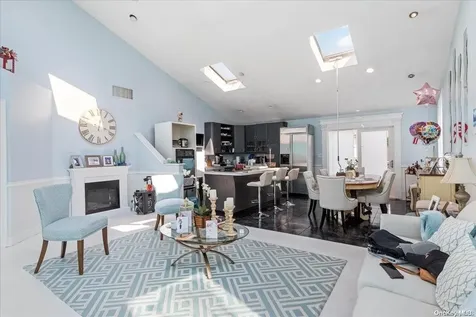 356 Granada Parkway Lindenhurst NY 11757