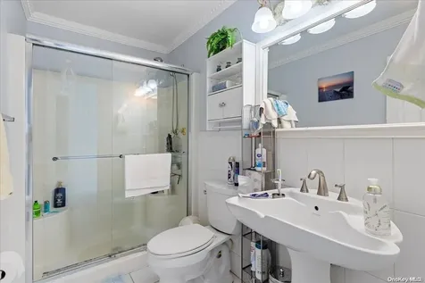 356 Granada Parkway Lindenhurst NY 11757