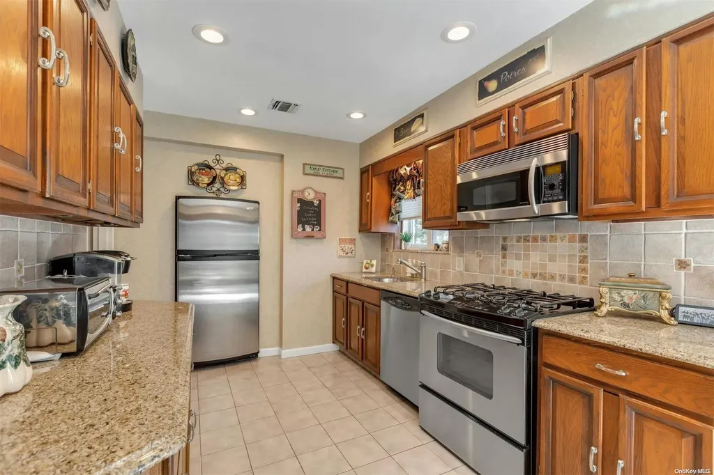 53 Randy Lane Plainview NY 11803