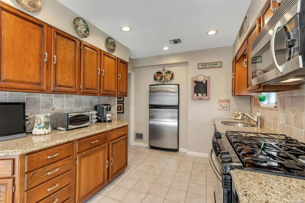 53 Randy Lane Plainview NY 11803