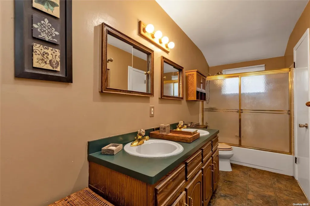 1636 N Jerusalem Road Merrick NY 11566