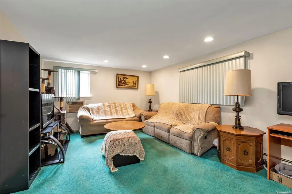 1636 N Jerusalem Road Merrick NY 11566