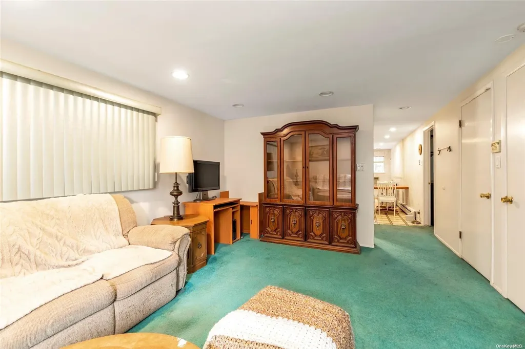 1636 N Jerusalem Road Merrick NY 11566