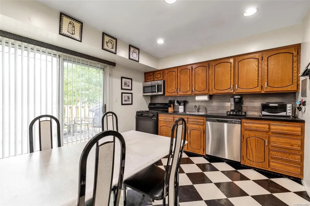 1636 N Jerusalem Road Merrick NY 11566