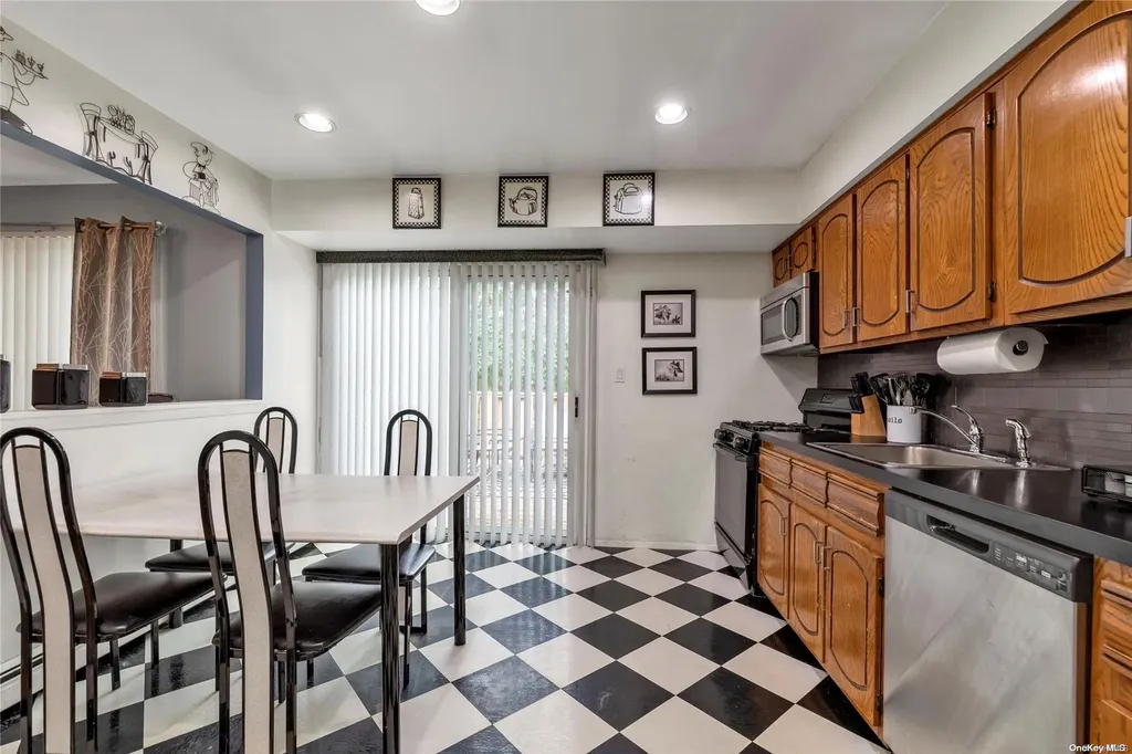 1636 N Jerusalem Road Merrick NY 11566